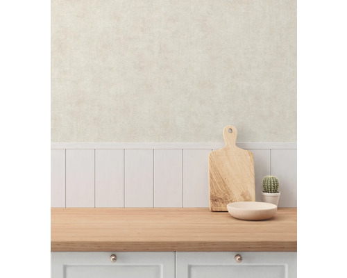 Lichte keuken met houten werkblad, snijplank, schaal en cactus