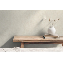 Decoratieve scène met houten bank, boeken en een vaas met gedroogde bloemen.