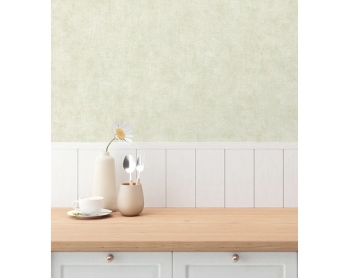 Interieurscène met een werkblad, serviesgoed en een vaas met een bloem voor een muur