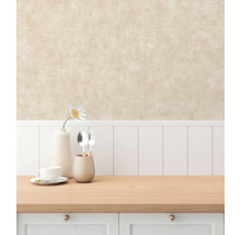 Decoratief stilleven met servies en bloemenvaas op een keukentafel