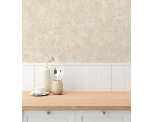 Decoratief stilleven met servies en bloemenvaas op een keukentafel