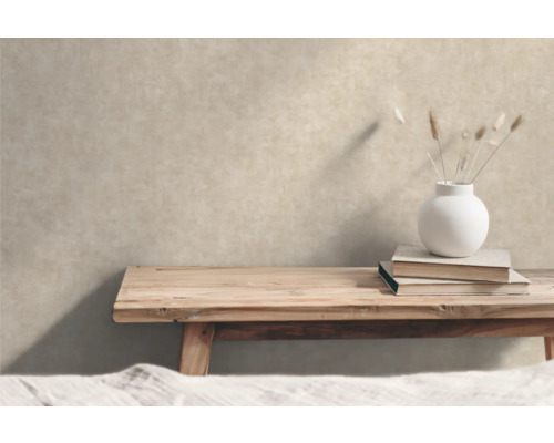 Kamerweergave met decoratie op een houten tafel voor een wand