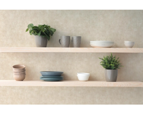 Planken met servies en decoratieve elementen