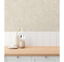 Lichte ruimte met gestructureerd behang, vaas, kop en bestek op een houten oppervlak