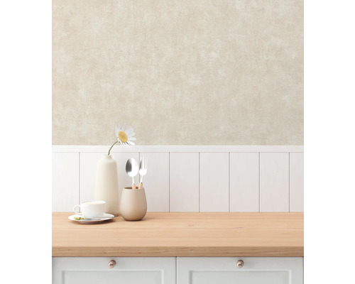 Lichte ruimte met gestructureerd behang, vaas, kop en bestek op een houten oppervlak