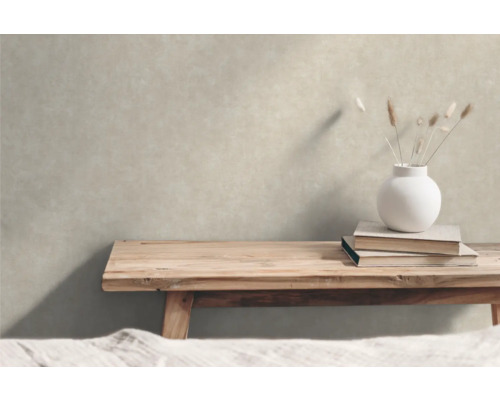 Wanddecoratie met een vaas en boeken op een houten bank