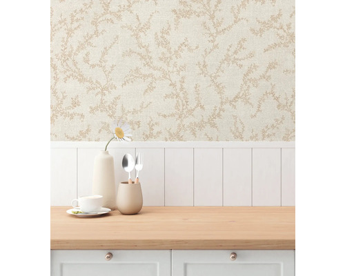 Behang met bloemmotief in een keukendecor