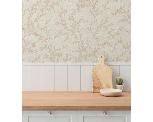 Keukenscène met bloemenbehang, houten plank, kom en cactus