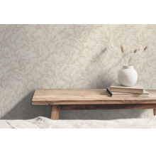 Beige vliesbehang met plantenmotief in een heldere ruimte