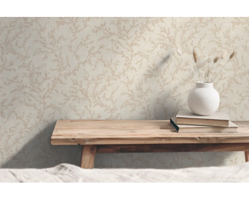 Beige vliesbehang met plantenmotief in een heldere ruimte