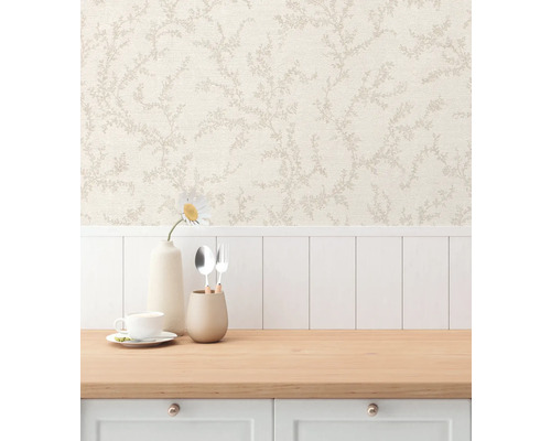 Behang met bloemmotief in de keuken.