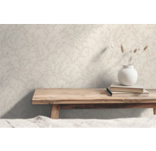 Wanddecoratie met behang, houten bank, boeken en bloemenvaas