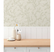 Keukenscène met bloemenbehang en servies