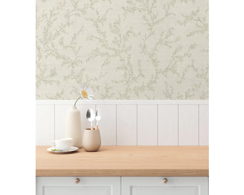 Keukenscène met bloemenbehang en servies