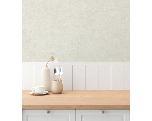 Close-up van een gestructureerd behang in een kamer met tafel, servies en decoratie