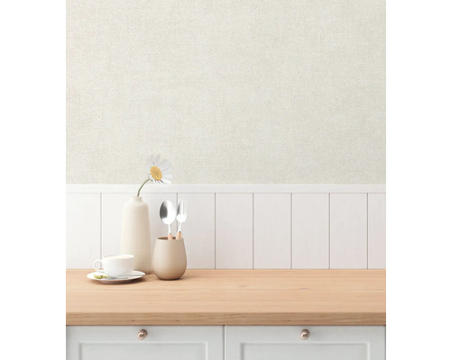 Lichte keuken met behang, servies en decoraties op een werkblad