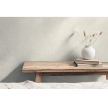 Decoratief stilleven met houten bank, boeken en vaas met siergras