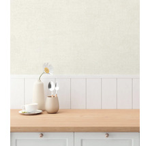 Scene met een lichtgekleurd behang, gecombineerd met een houten aanrechtblad en keukengerei.