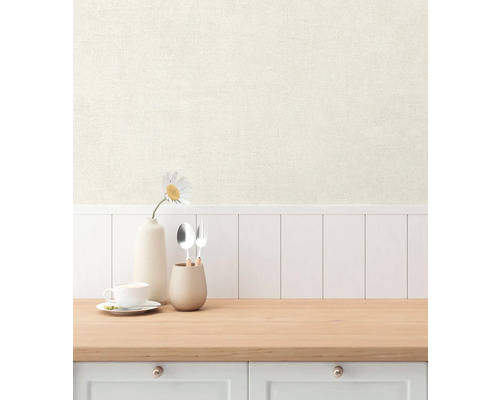 Scene met een lichtgekleurd behang, gecombineerd met een houten aanrechtblad en keukengerei.