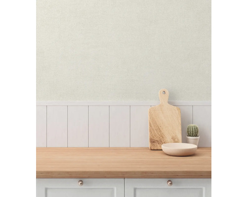 Lichte keuken met houten plank, schaal en cactus op een werkblad