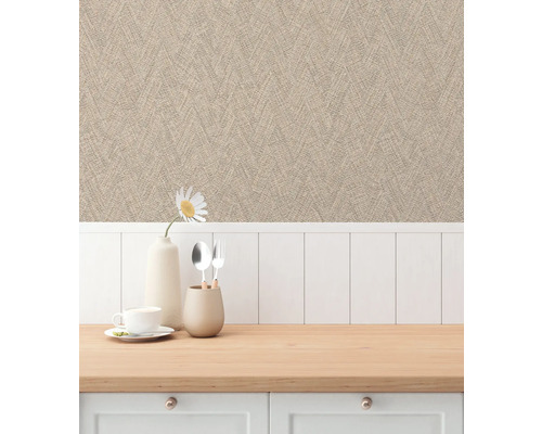 Scene met patroonbehang, servies, een bloem en een aanrecht