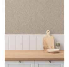 Keukenscène met een houten werkblad, een houten snijplank, een kom en een cactus