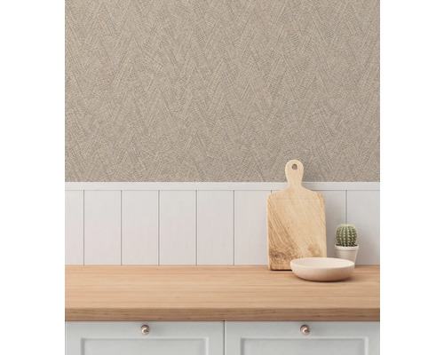 Keukenscène met een houten werkblad, een houten snijplank, een kom en een cactus