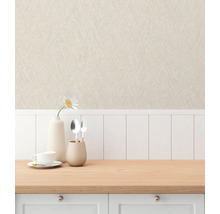 Scene met textielbehang, servies en tafel