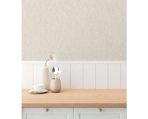 Scene met textielbehang, servies en tafel