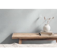 Houten bank met vaas en boeken