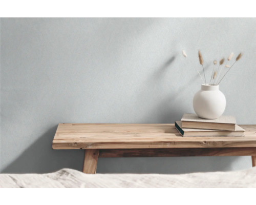 Houten bank met vaas en boeken