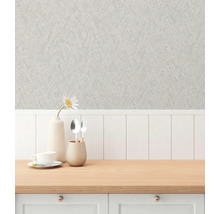 Kamer met patroonbehang en tafel met servies