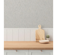 Decoratieve scène met een werkblad, een houten snijplank, een kom, een cactus en een gestructureerd behang.