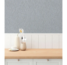 Behang met motief in een eetkamer met tafel en servies