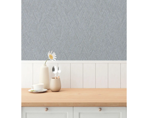 Behang met motief in een eetkamer met tafel en servies