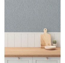 Keukenscène met patroonbehang, snijplank, schaal en cactus op een aanrecht