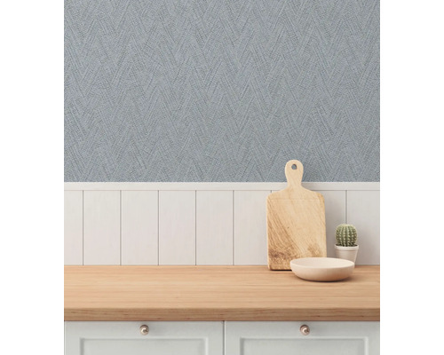 Keukenscène met patroonbehang, snijplank, schaal en cactus op een aanrecht