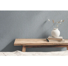 Behang met geometrisch patroon in interieur, op een houten bank met decoraties