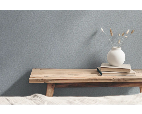 Behang met geometrisch patroon in interieur, op een houten bank met decoraties