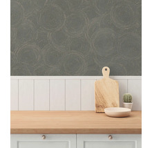 Keukenscène met behang met cirkelpatroon, snijplank en cactus