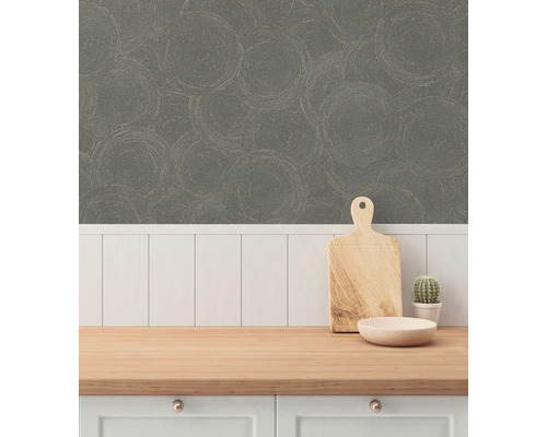 Keukenscène met behang met cirkelpatroon, snijplank en cactus