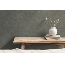 Close-up van een muur met vinylbehang en cirkelpatroon