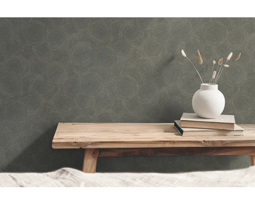 Close-up van een muur met vinylbehang en cirkelpatroon