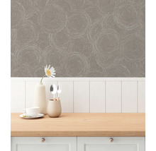 Behang met patroon van cirkels boven een aanrecht met servies