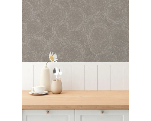 Behang met patroon van cirkels boven een aanrecht met servies