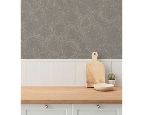 Keukenscène met grijs behang met cirkelontwerp, houten snijplank en cactus