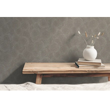 Scene met een patroonbehang, een houten bank en decoraties