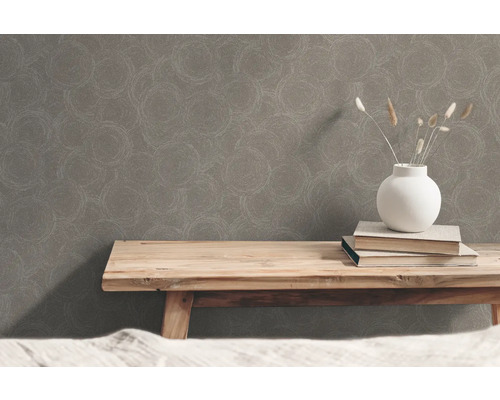 Scene met een patroonbehang, een houten bank en decoraties