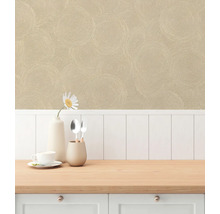 Kamerzicht met patroonbehang en tafeldecoratie