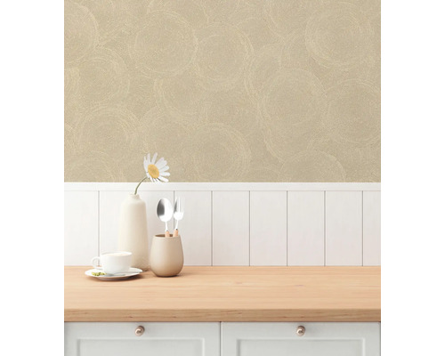 Kamerzicht met patroonbehang en tafeldecoratie